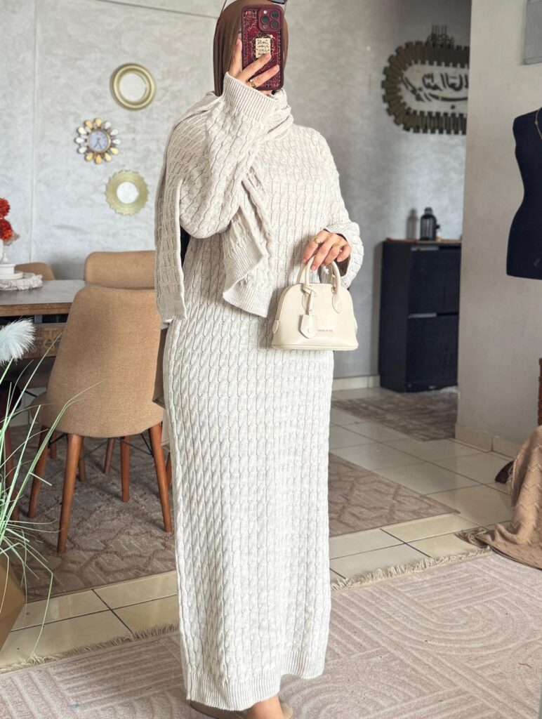 أناقة شتوية ملكية: طقم الكسوة والشال الرفيع